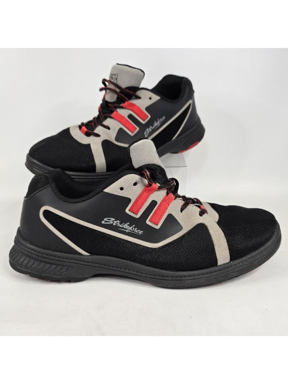 KR Strikeforce Ignite Black and Red Right Hand Bowling Shoes Men's Size 11.5Wide